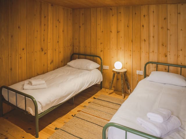Twin bedroom | Mistle Roundhouse - Walnut Farm, Beaminster