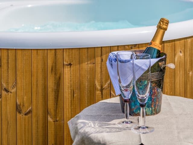 Hot tub | Mistle Roundhouse - Walnut Farm, Beaminster