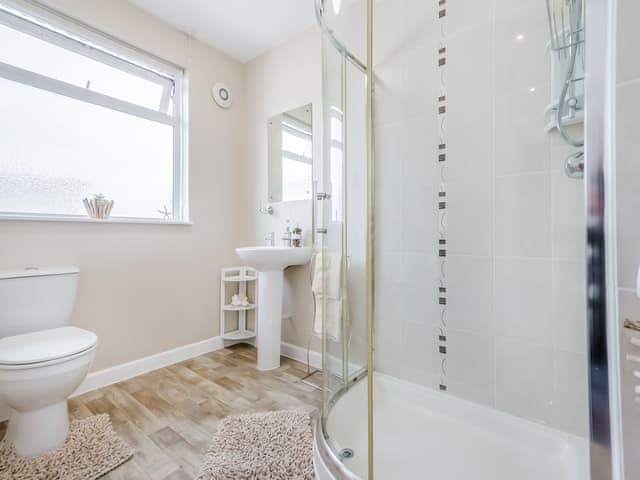 Shower room | Sand Dunes - Bonnie View Beach Apartments, Holywell Bay