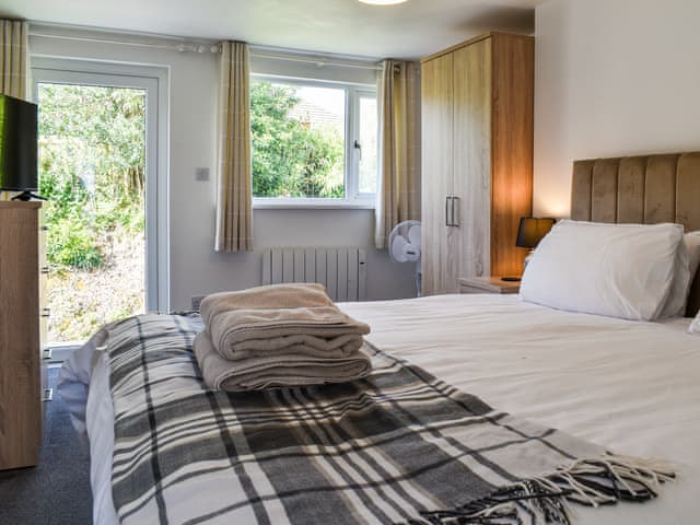 Double bedroom | 2 Le Dorney Villa - Le Dorney Villas, Par