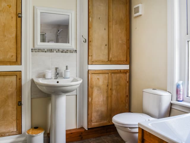 Bathroom | 2 Le Dorney Villa - Le Dorney Villas, Par