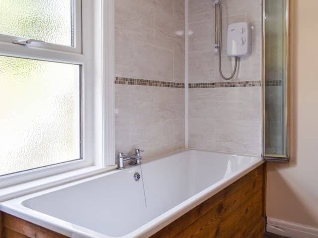 Bathroom | 2 Le Dorney Villa - Le Dorney Villas, Par