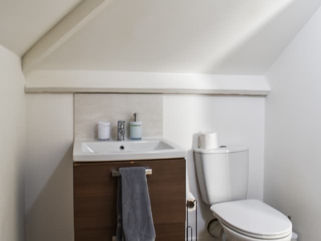 Bathroom | 2 Le Dorney Villa - Le Dorney Villas, Par