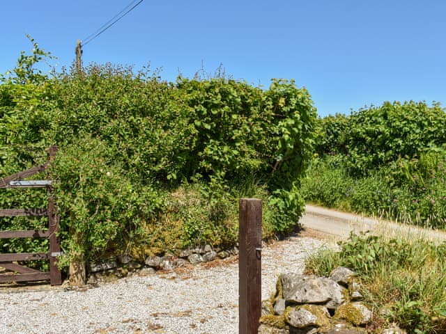 Driveway | Pitt Barn Cottages- The Shippen - Pitt Barn Cottages, Callington