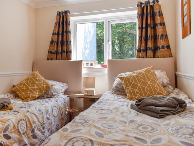 Twin bedroom | Little Palms, Bude