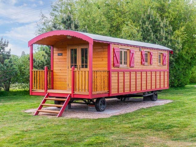 Exterior | South Down Lodges - La Belle Roulotte - South Downs Lodges, Hassocks