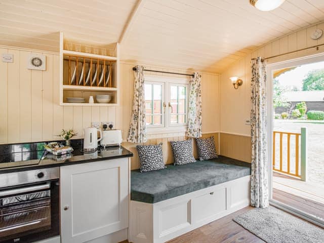 Open plan living space | South Down Lodges - La Belle Roulotte - South Downs Lodges, Hassocks