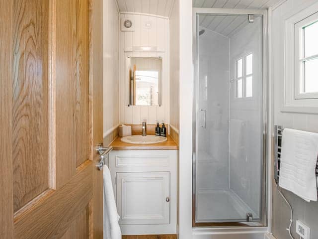 Bathroom | South Down Lodges - La Belle Roulotte - South Downs Lodges, Hassocks