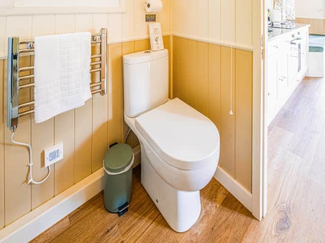 Bathroom | South Down Lodges - La Belle Roulotte - South Downs Lodges, Hassocks