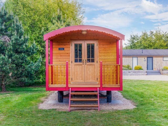 Exterior | South Down Lodges - La Belle Roulotte - South Downs Lodges, Hassocks