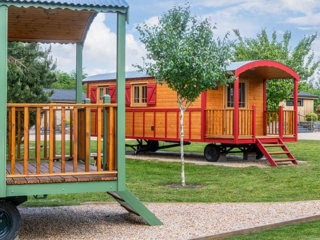 Exterior | South Down Lodges - La Belle Roulotte - South Downs Lodges, Hassocks