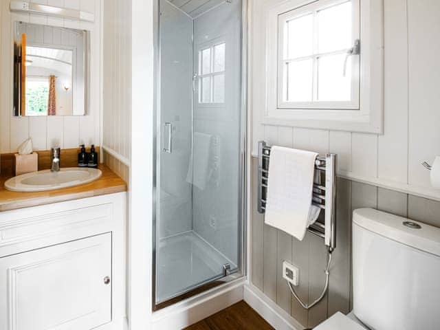 Bathroom | South Down Lodges - Le Rouge Roulotte - South Downs Lodges, Hassocks