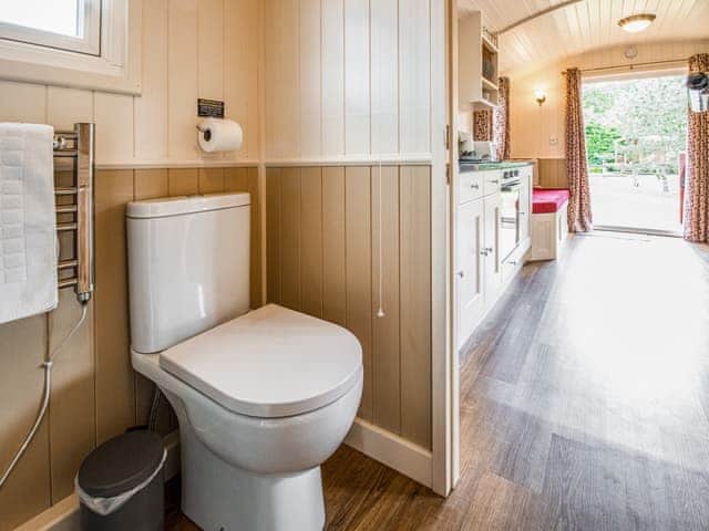 Bathroom | South Down Lodges - Le Rouge Roulotte - South Downs Lodges, Hassocks