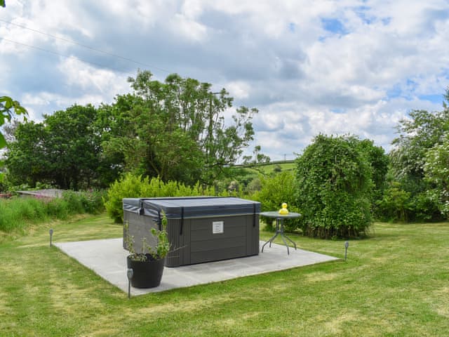 Hot tub | Dairy Cottage - Tor View Cottage Holidays, Trebell Green, near Bodmin