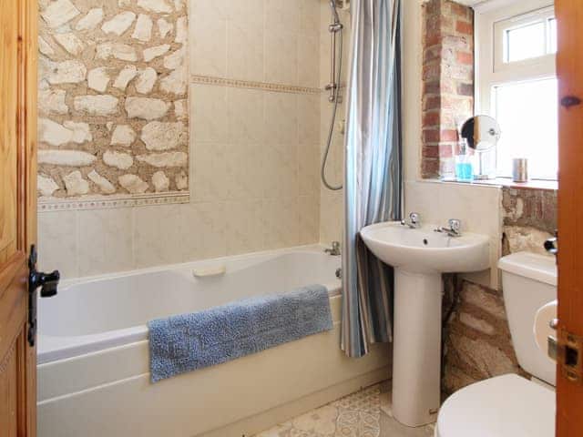 Bathroom | Seagull Cottage - Beacon Farm, Flamborough