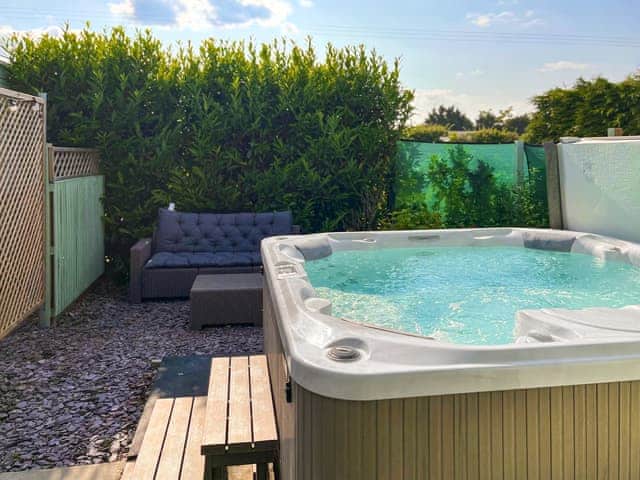 Large hot tub | Goldfinch - Greenacres Farm, Colchester