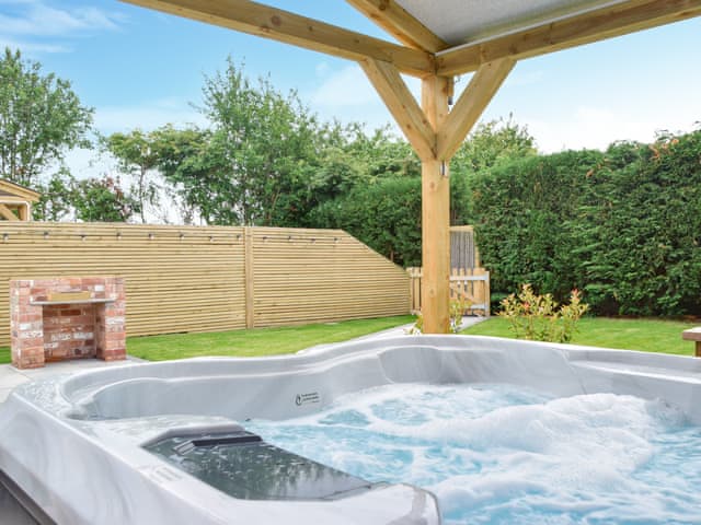 Hot tub | Glamping Pod 1 - Oakwood Farm, Chester