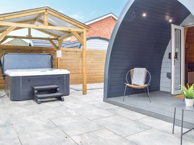 Hot tub | Glamping Pod 2 - Oakwood Farm, Chester
