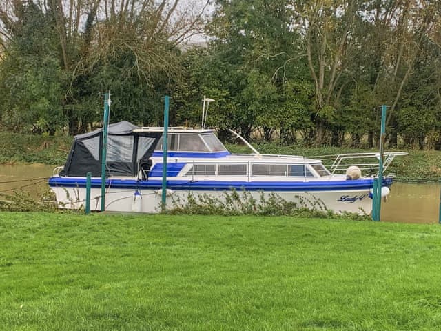 Exterior | Lady V, Barton