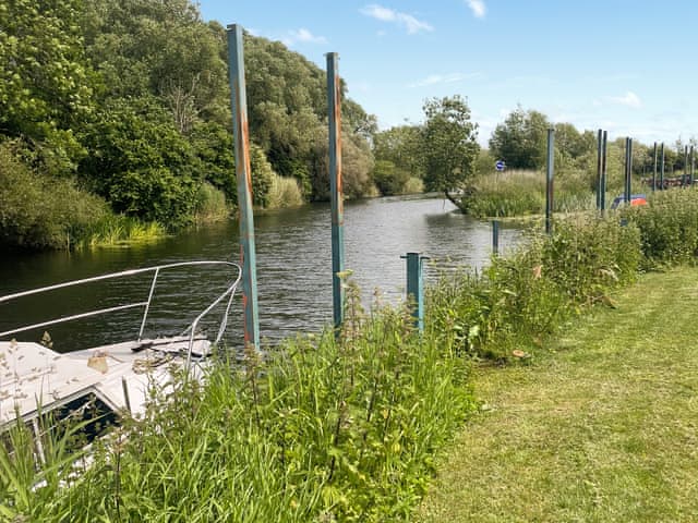 Setting | Lady V, Barton