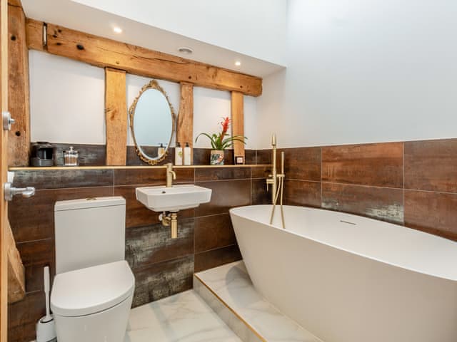 Bathroom | Granary Barn, Tacolneston