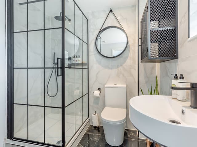 Shower room | Granary Barn, Tacolneston