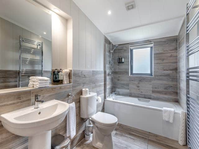 En-suite | Lakeside Lodge, Tallington Lakes