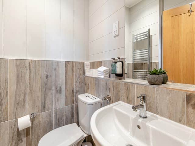 En-suite | Lakeside Lodge, Tallington Lakes