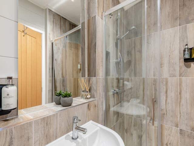 En-suite | Lakeside Lodge, Tallington Lakes