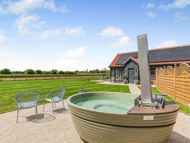Hot tub | The Cartlodge - Doggetts Farm, Rochford