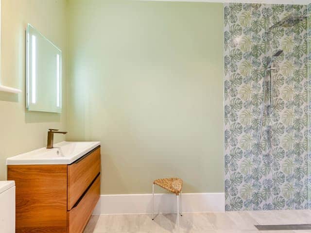 Shower room | The Cartlodge - Doggetts Farm, Rochford