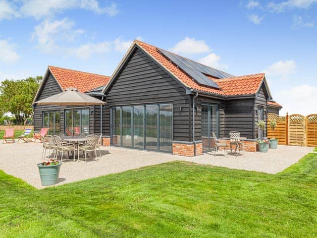 Sitting-out-area | The Cartlodge - Doggetts Farm, Rochford