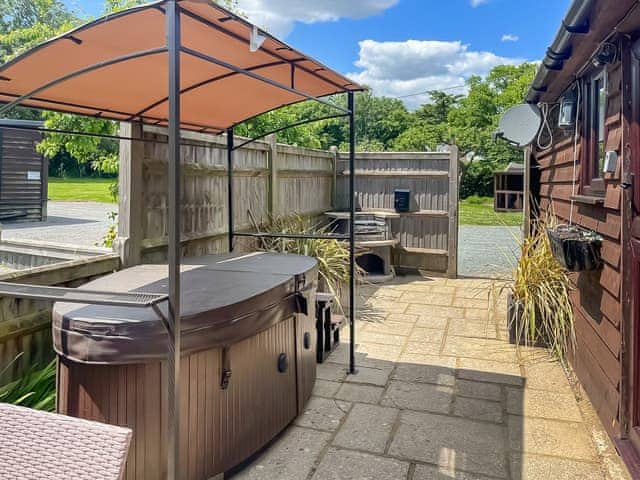 Hot tub | Stag Lodge - Egmont Farm, Northiam, near Rye