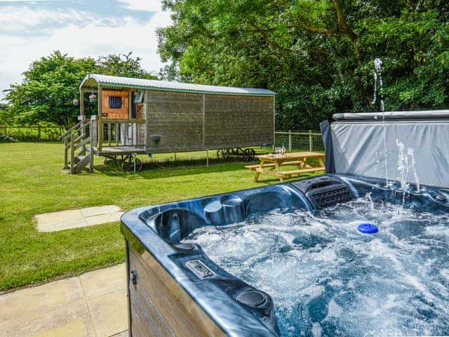 Hot tub | Bluebell - Shepherd Hut - Castle Farm Holidays Shropshire, Oswestry