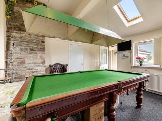 Living/snooker room | Greystones Nawab Annex C - Greystones, Flagg, Buxton