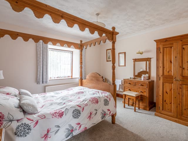 Four Poster bedroom | Pigeon Cote - Keld Head Farm Holiday Cottages, Pickering