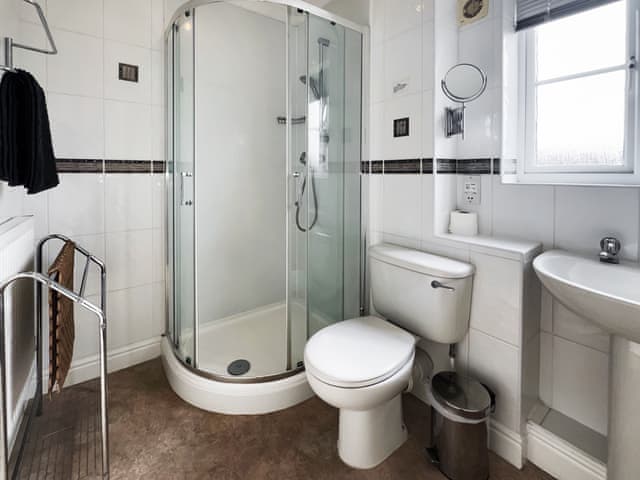 En-suite shower room | Alder Lodge, Sedgeford