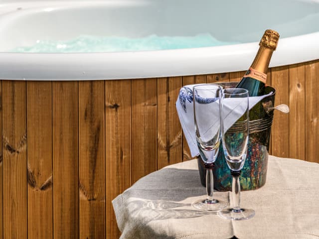 Hot tub | Willow Yurt - Walnut Farm, Beaminster