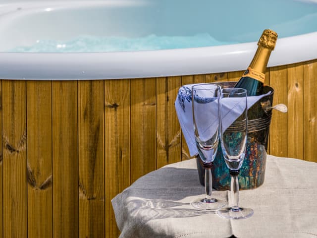 Hot tub | Bracken Yurt - Walnut Farm, Beaminster
