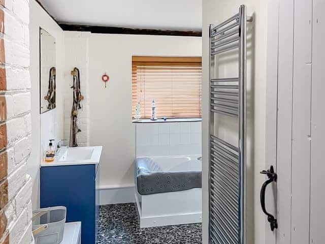 Bathroom | Trailor Cottage, Weybourne