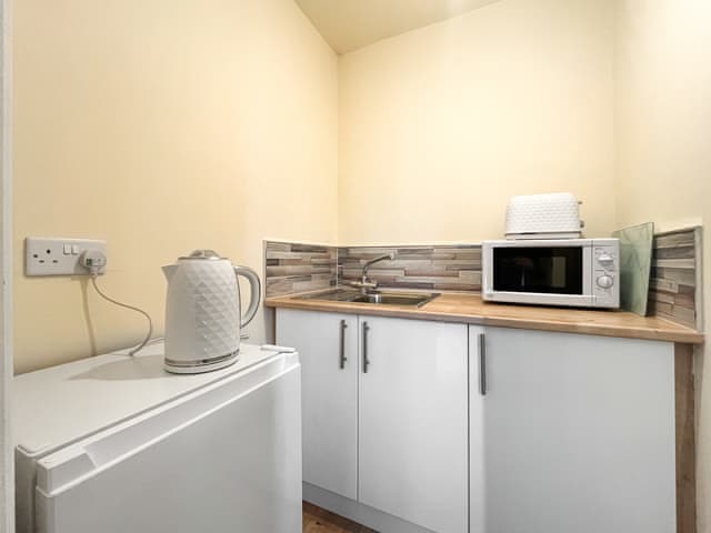 Kitchen | Denelea Studio 1 - Denelea Apartments, Scarborough