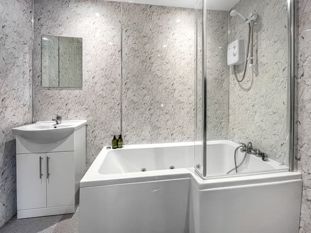 Bathroom | Denelea Studio 1 - Denelea Apartments, Scarborough