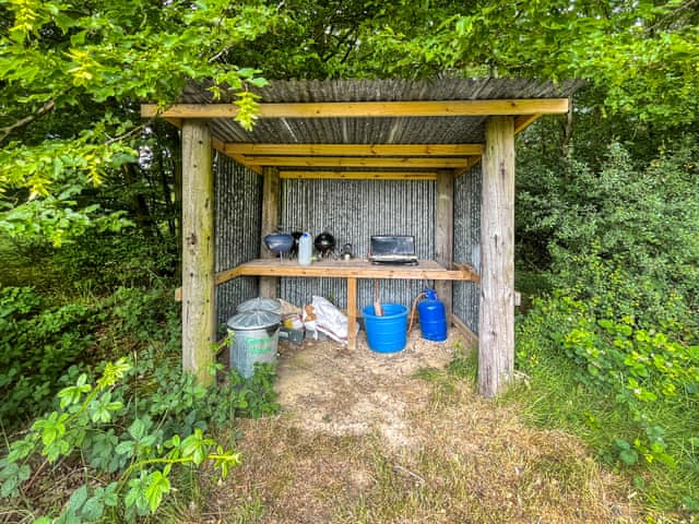 Outdoor eating area | Barn Owl - Moat Farm Glamping, Shadowhurst, near Ashford