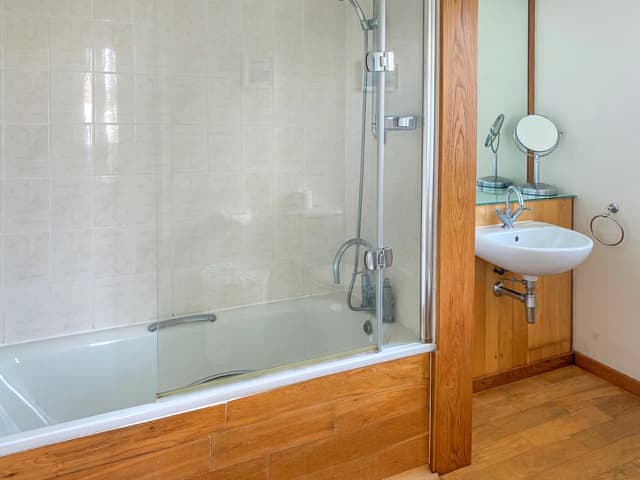 Bathroom | Pedn-Y-Ke, Mullion