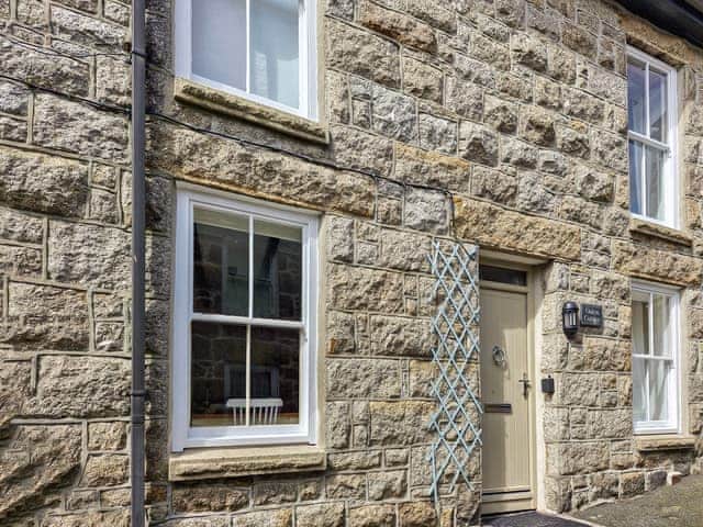 Delightful Cornish holiday home a few yards from the sea | Oaken Cottage, Mousehole, Penzance