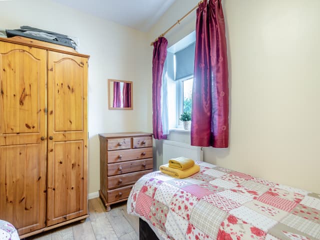 Twin bedroom | Primrose - Clapham Holme Farm Cottages, Great Hatfield, near Hornsea