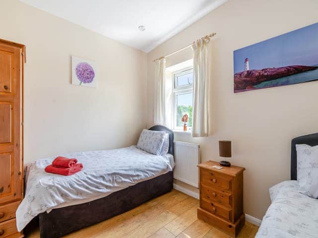 Twin bedroom | Snowdrop Cottage - Clapham Holme Farm Cottages, Great Hatfield, near Hornsea