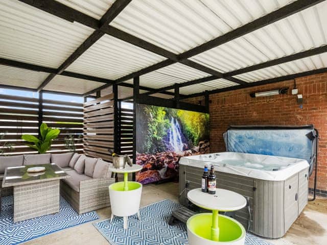 Hot tub | Poppy Cottage, West Ashby, near Horncastle
