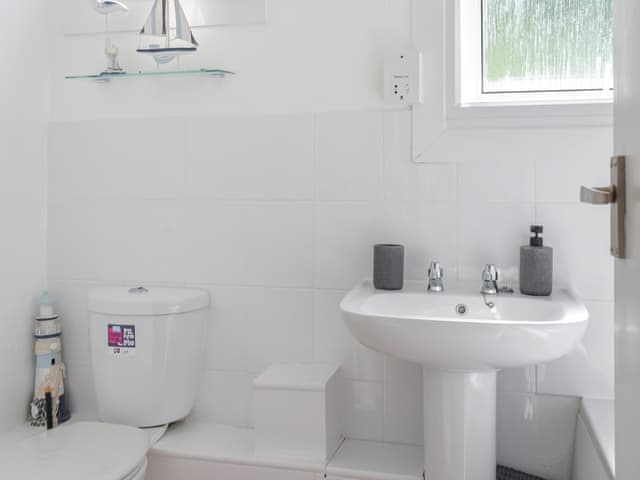 Bathroom | 5 The Glade, Bude
