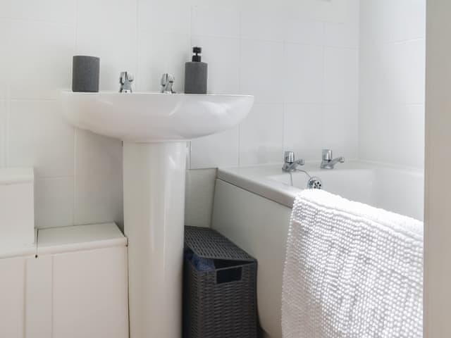 Bathroom | 5 The Glade, Bude